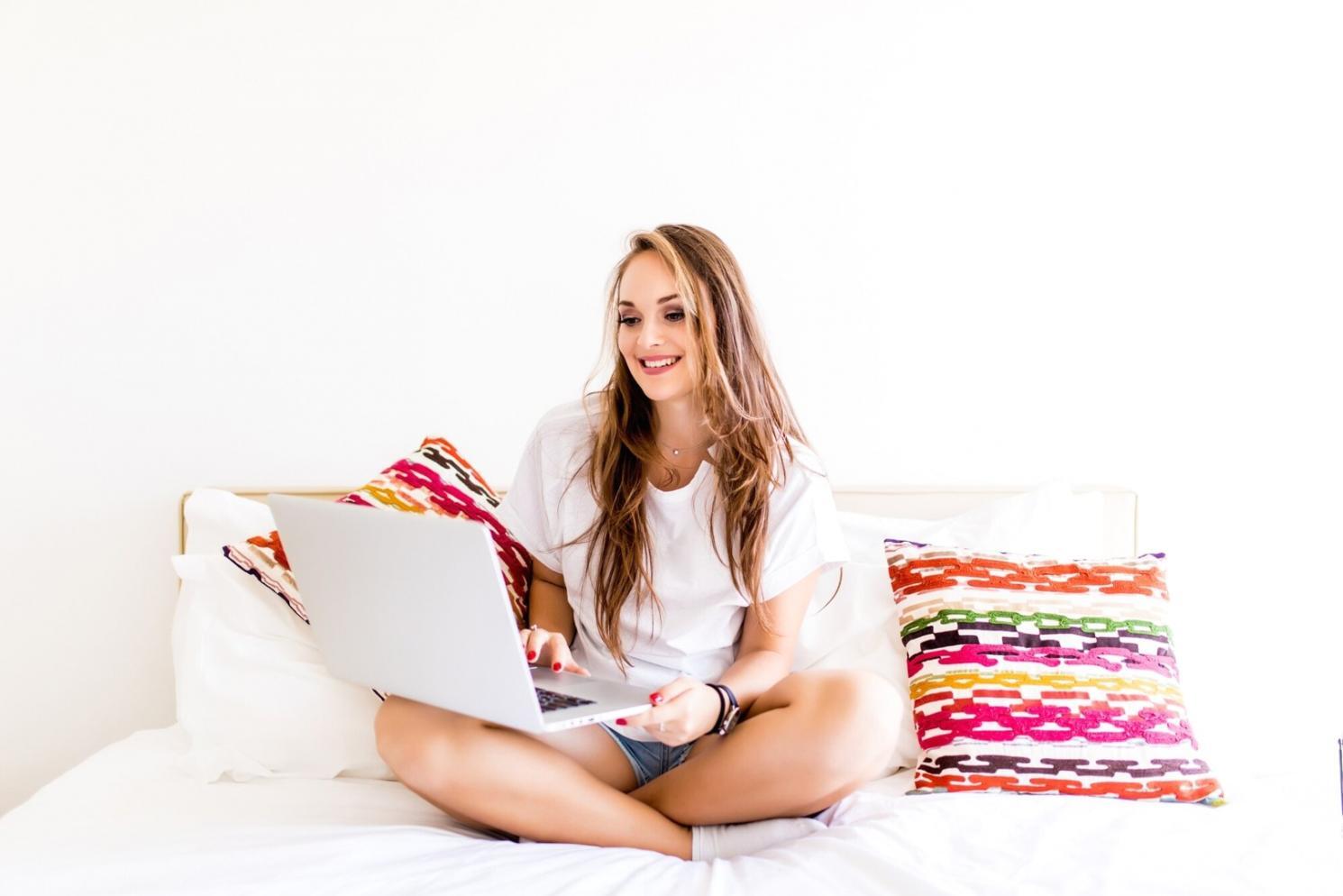 Instructor delivering an online trading session